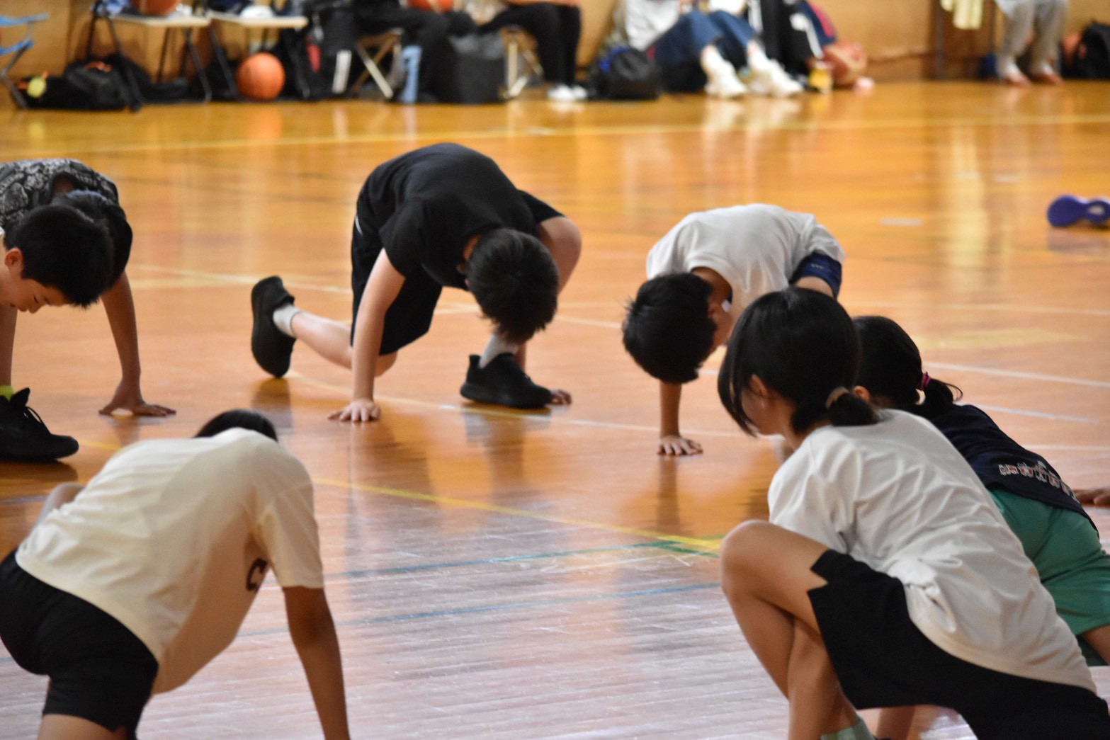 体を動かす練習に取り組む子どもたち
