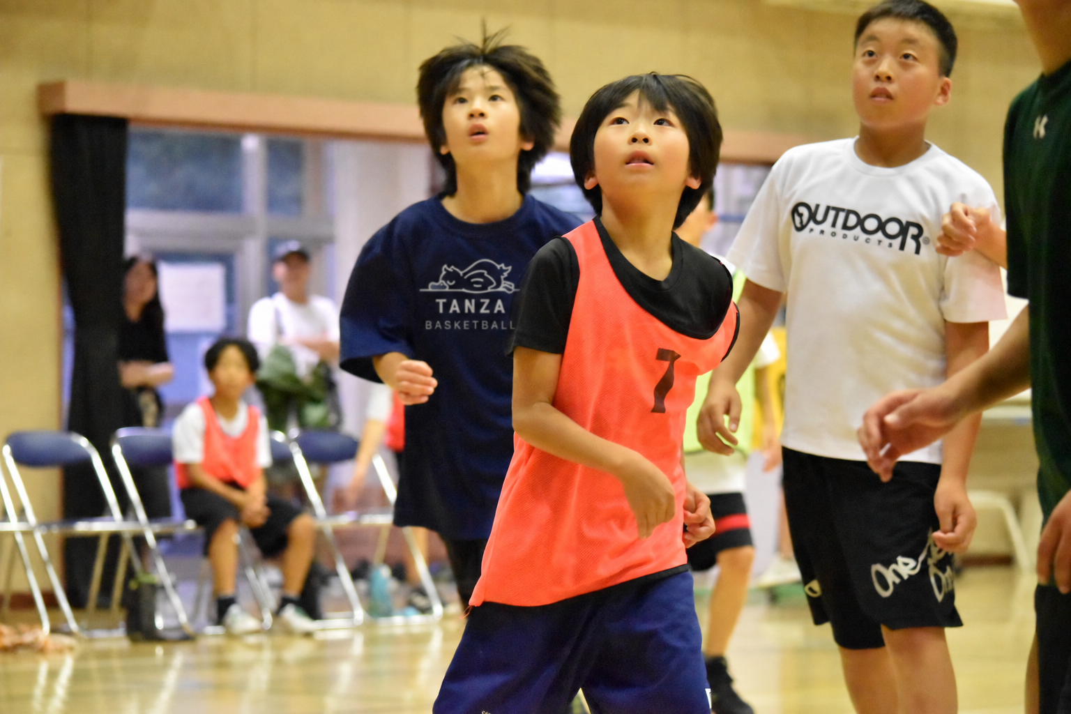 試合に取り組むタンザの子どもたち